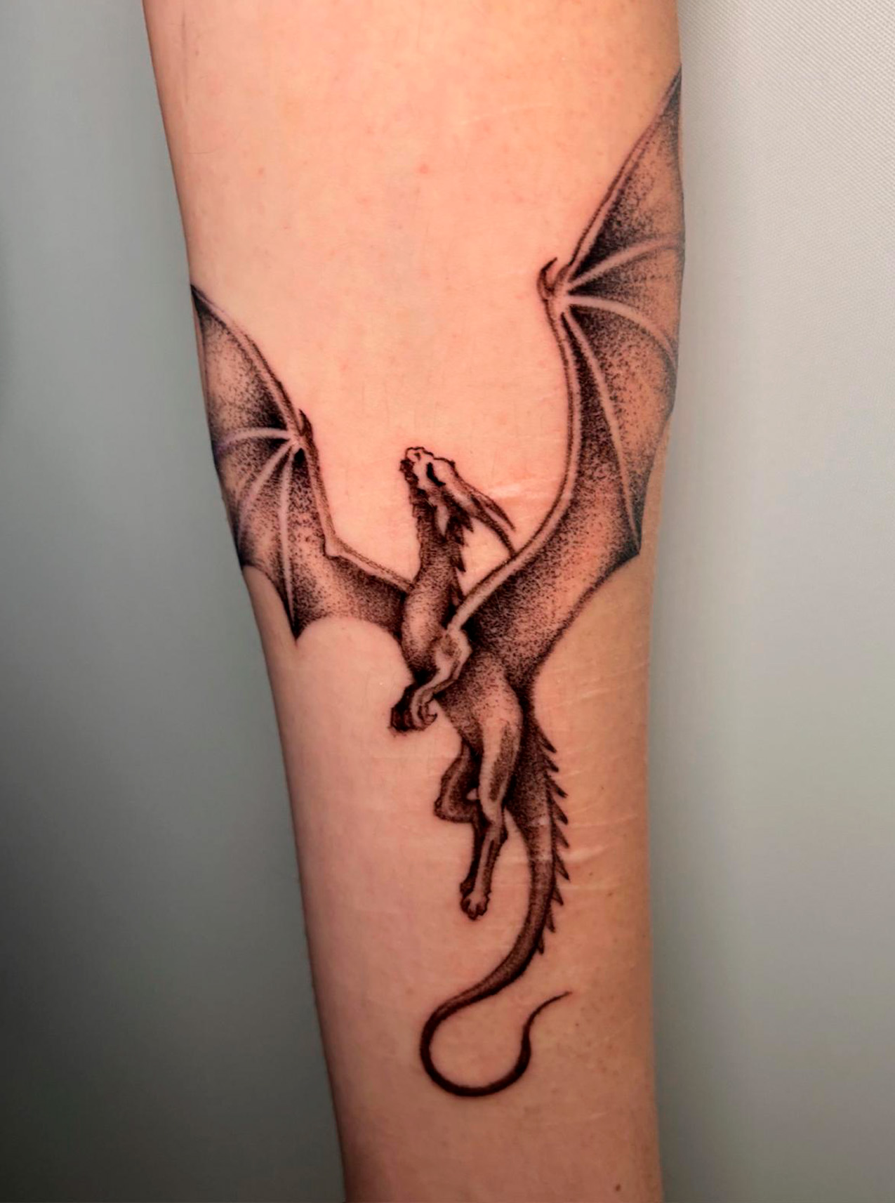 tatuaje de dragón hecho por Adriana Muñoz Tatuajes en Jerez