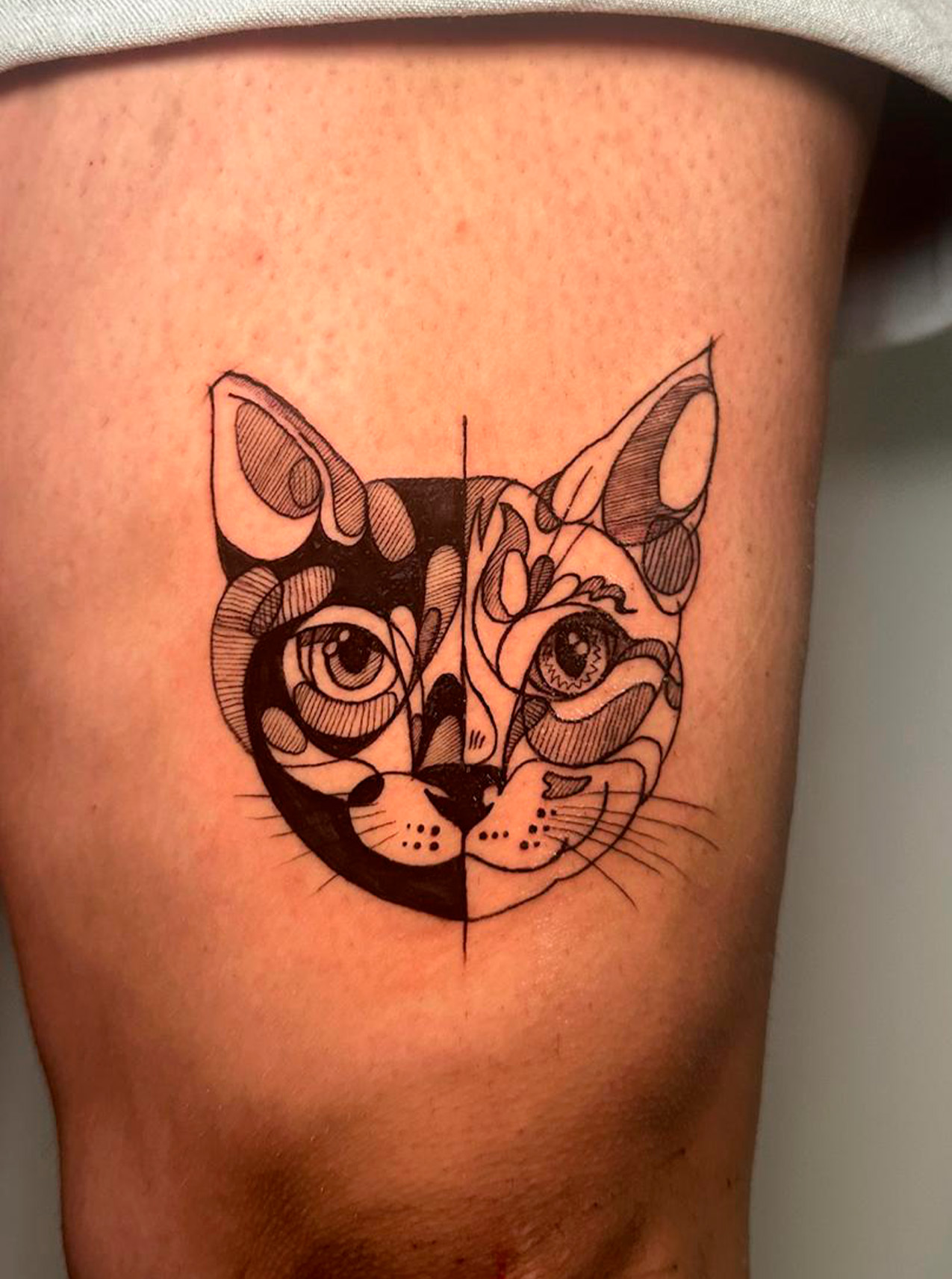 tatuaje de gato hecho por Adriana Muñoz Tatuajes en Jerez