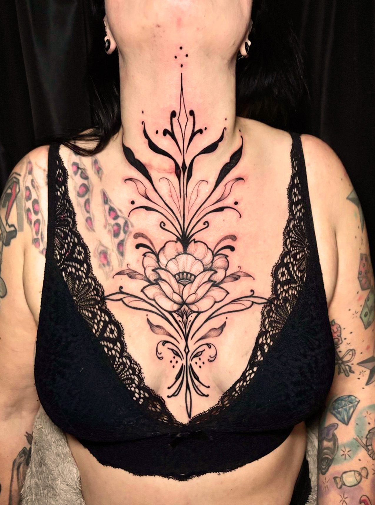 tatuaje floral en pecho hecho por Adriana Muñoz Tatuajes en Jerez