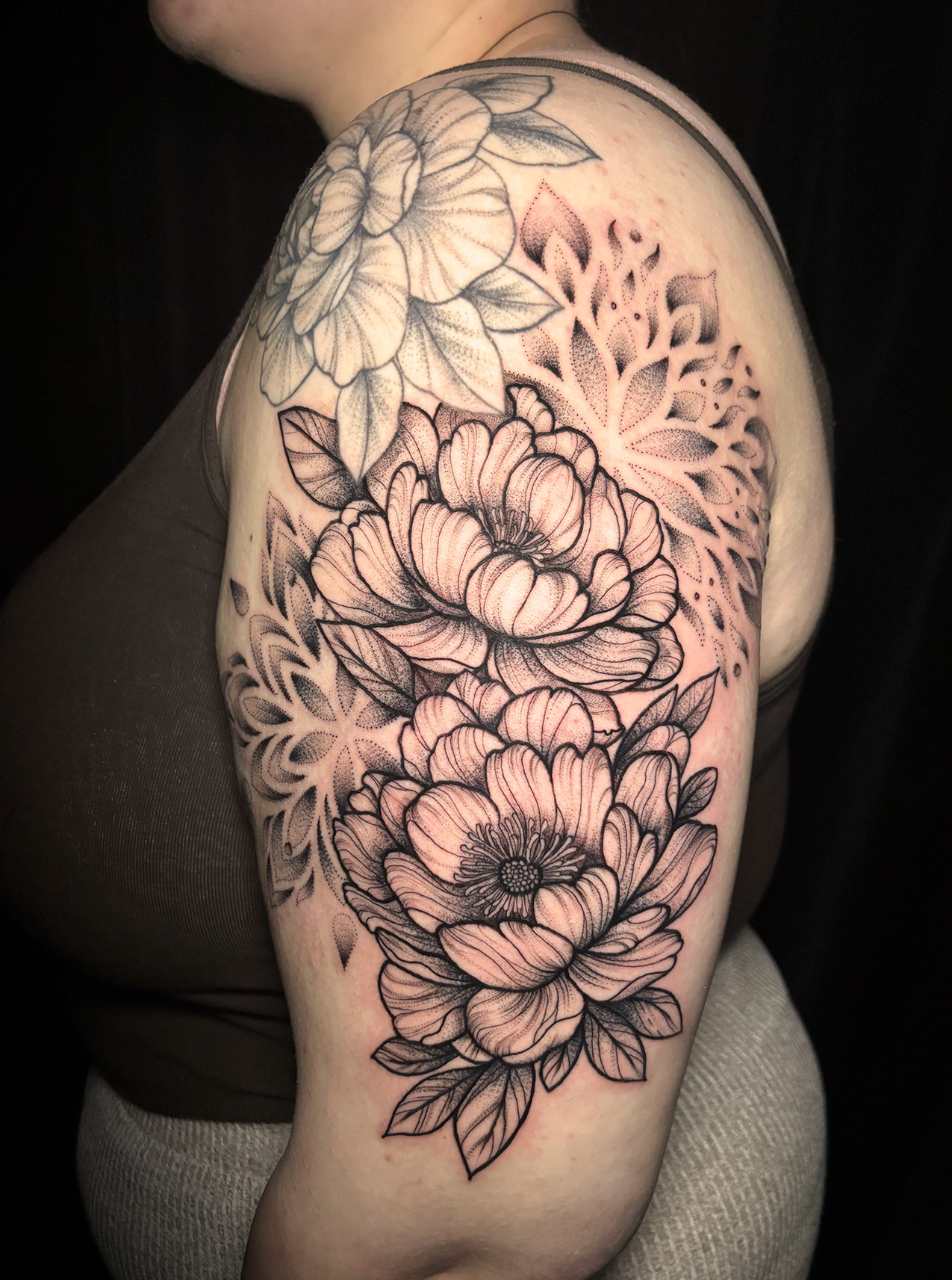tatuaje floral hecho por Adriana Muñoz Tatuajes en Jerez