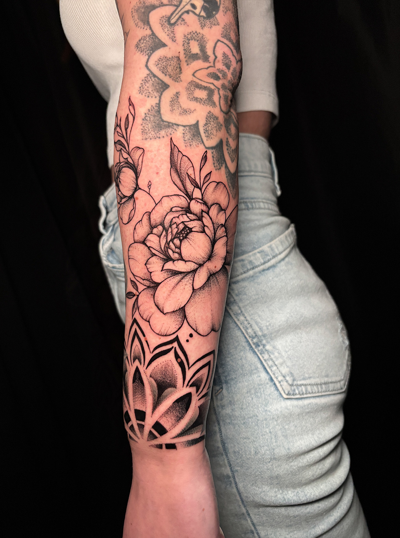 tatuaje floral en brazo hecho por Adriana Muñoz Tatuajes en Jerez