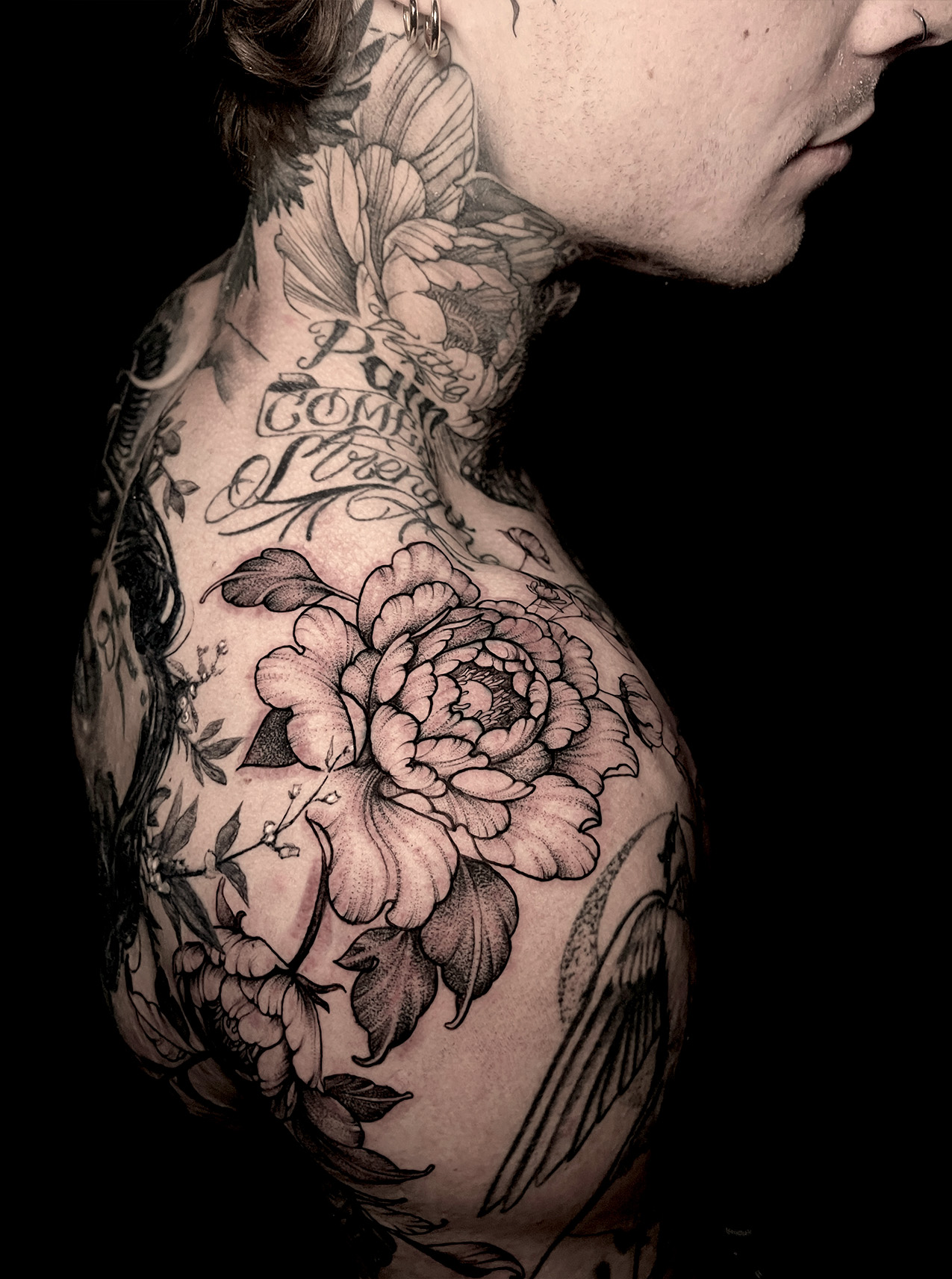 tatuaje floral hecho por Adriana Muñoz Tatuajes en Jerez