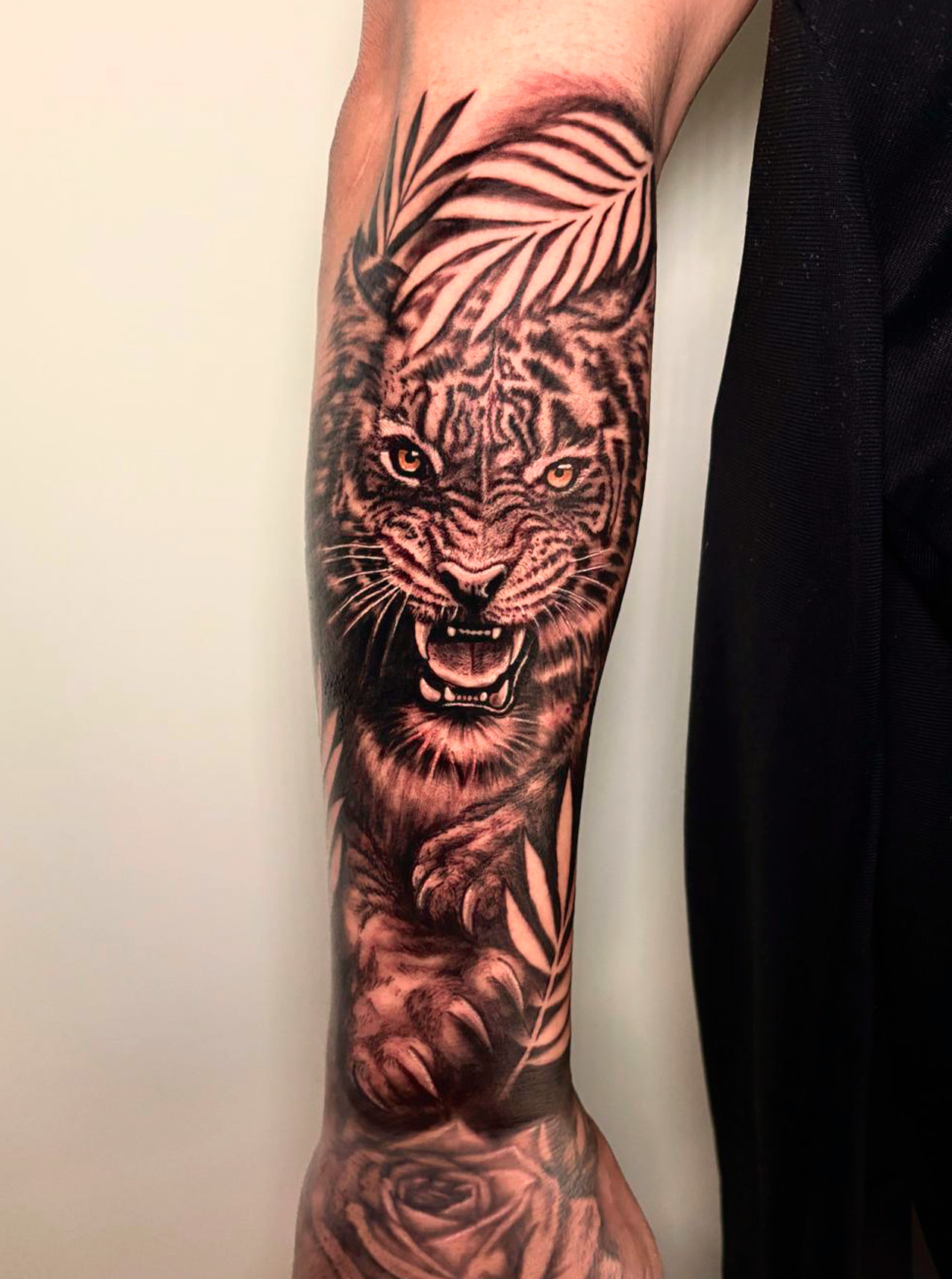 tatuaje de tigre en brazo hecho por Adriana Muñoz Tatuajes en Jerez