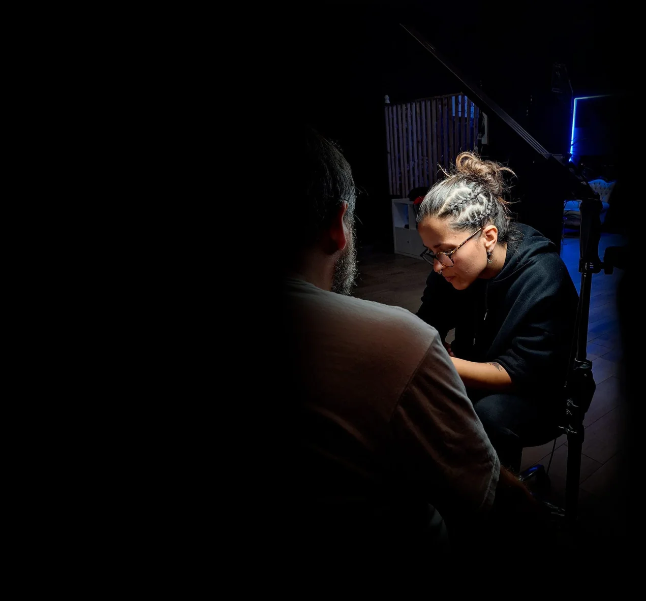Adriana Muñoz realizando tatuajes en Jerez